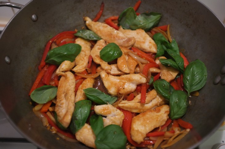 Recette sans gluten de poulet au basilic et poivrons