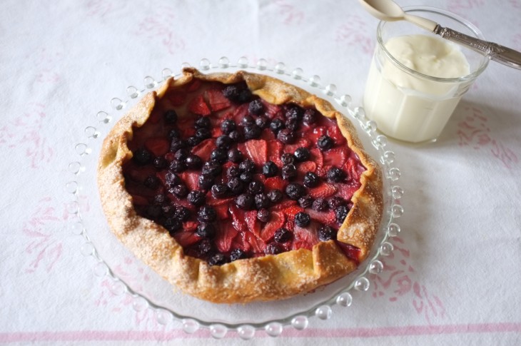 recette sans gluten de tarte rustique aux fraises et myrtilles