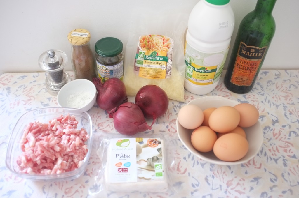 les ingrédients pour le quiche aux oignons caramélisés, pancetta et câpres