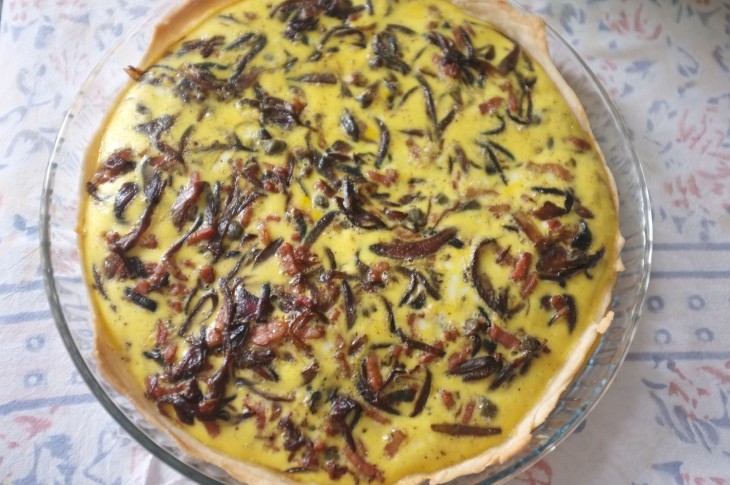 recette sans gluten de quiche aux oignons caramélisés, pancetta & câpres