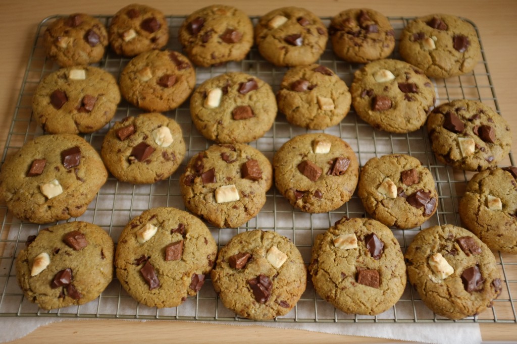 Les cookies sans gluten aux 3chocolats refroidissent sur une grille...