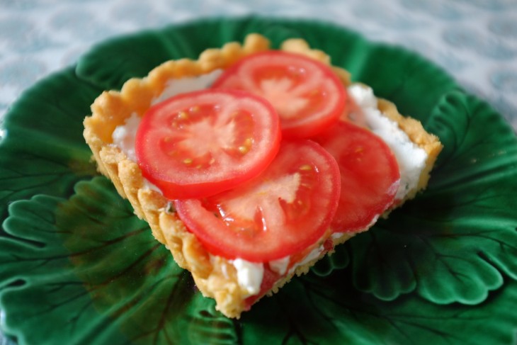 recette sans gluten de tarte au fromage de chèvre, basilic et tomate