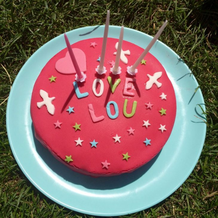 Recette sans gluten de gâteau d’anniversaire fraise et pâte à sucre