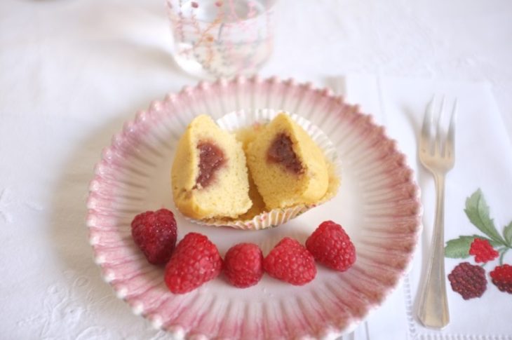 les muffins coco sans gluten fourrés à la framboise